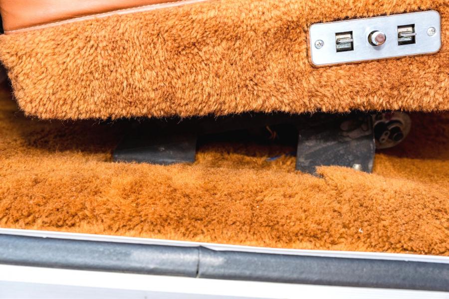 Детали интерьера Jeep Grand Wagoneer LS1 V8 1984 года  (фото 59 из 179)